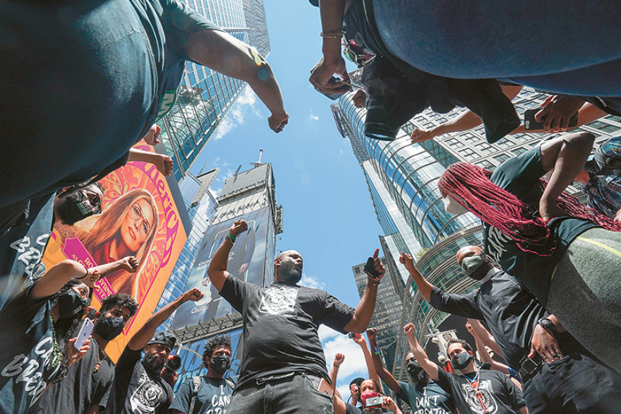 Η Αμερική τρελάθηκε: Γκρεμίζουν τα αγάλματα, καταργούν την Αστυνομία