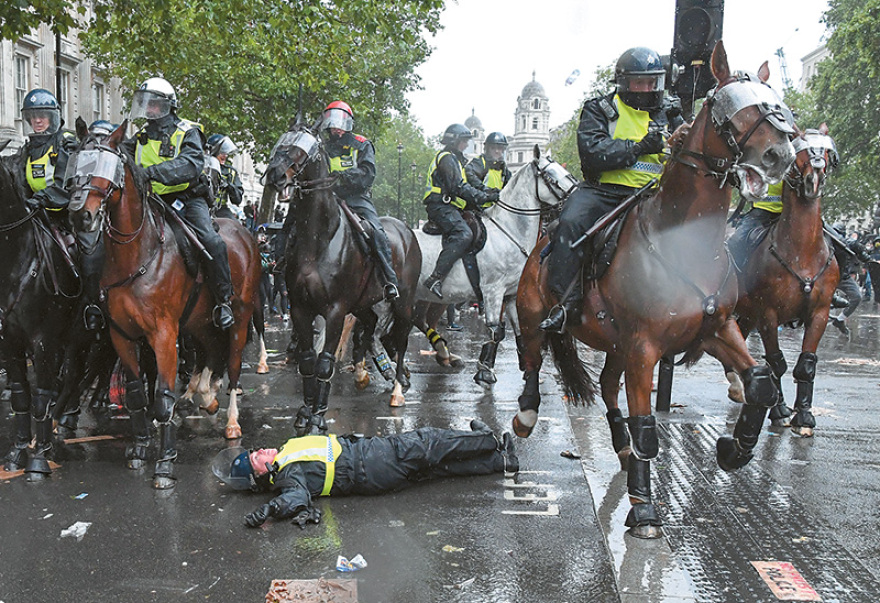 Η Αμερική τρελάθηκε: Γκρεμίζουν τα αγάλματα, καταργούν την Αστυνομία