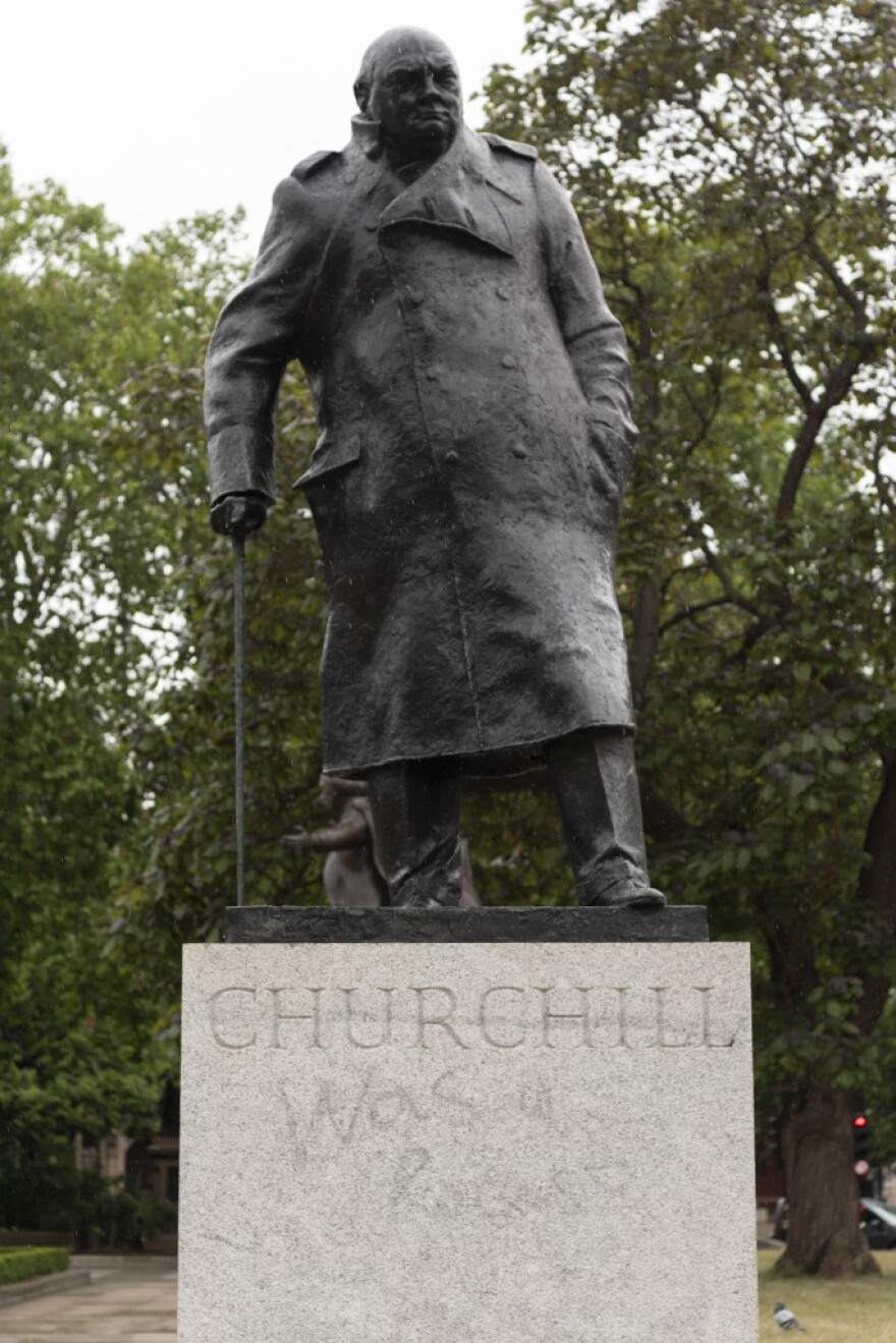 Βρετανία: Το άγαλμα του Ουίνστον Τσώρτσιλ οξύνει τα πνεύματα 
