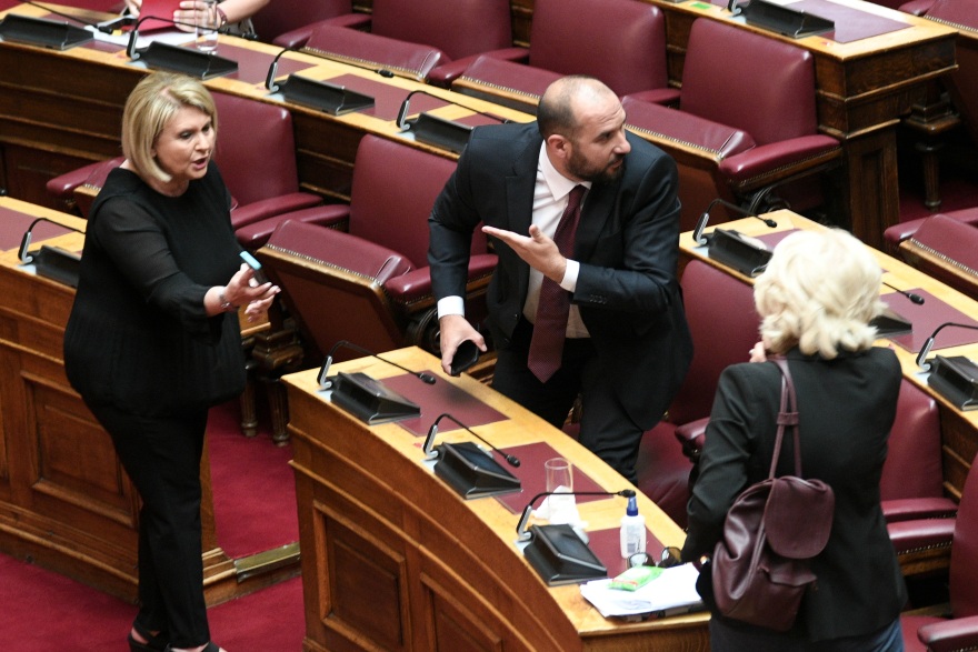 Βουλή: Ομηρικός καυγάς Βούλτεψη με Τζανακόπουλο και Αναγνωστοπούλου