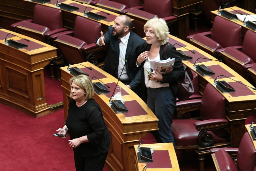 Βουλή: Ομηρικός καυγάς Βούλτεψη με Τζανακόπουλο και Αναγνωστοπούλου