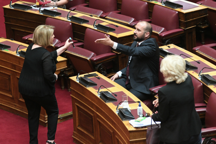 Βουλή: Ομηρικός καυγάς Βούλτεψη με Τζανακόπουλο και Αναγνωστοπούλου