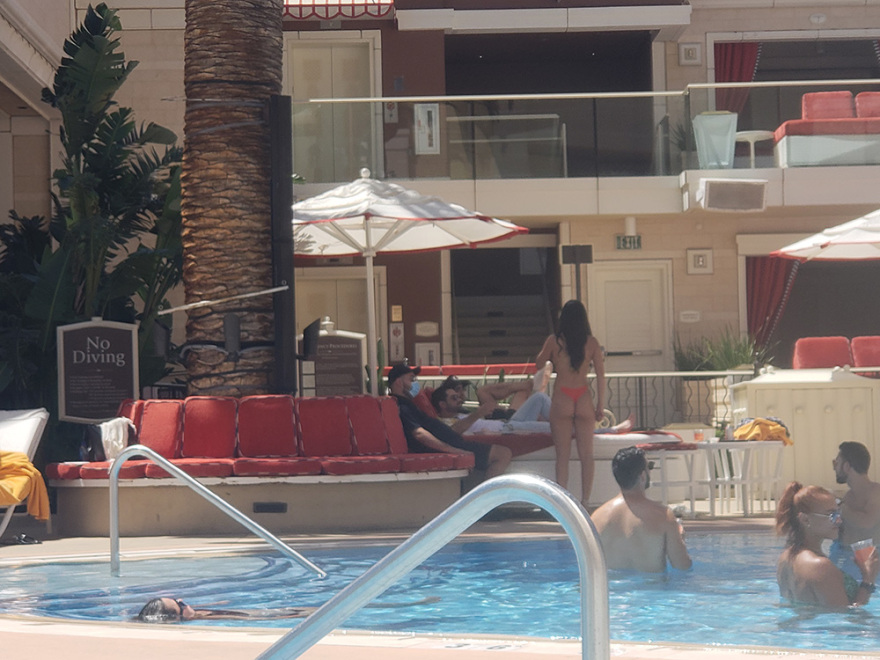 Ο ηθοποιός Jesse Metcalfe χώρισε και «πνίγει» τον καημό του σε πισίνα γεμάτη μοντέλα 