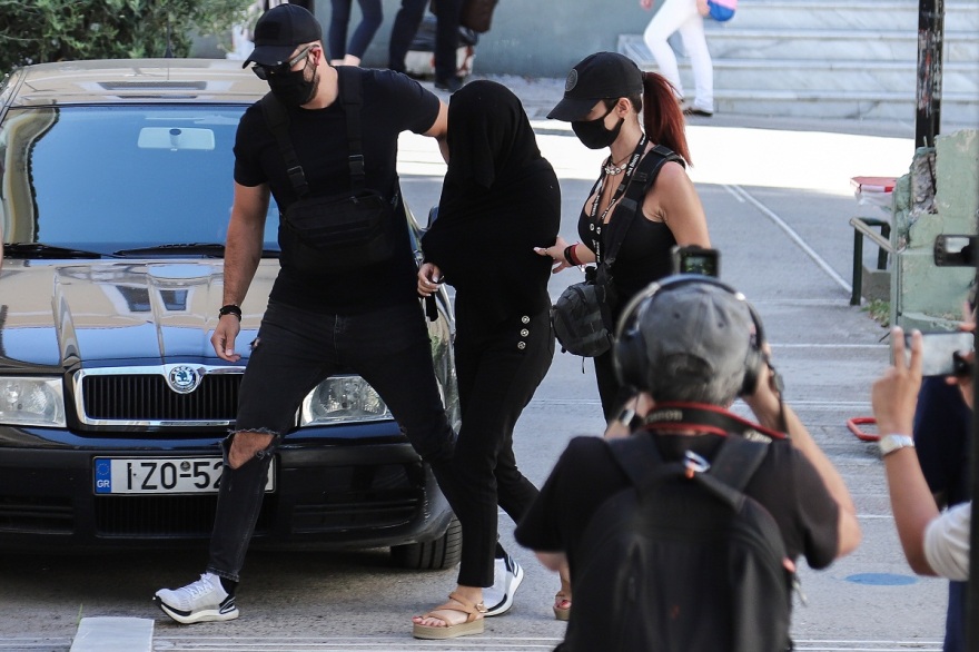 Επίθεση με βιτριόλι: Μαγνήτισε τα βλέμματα η κοκκινομάλλα αστυνομικός που συνόδευε την 35χρονη  