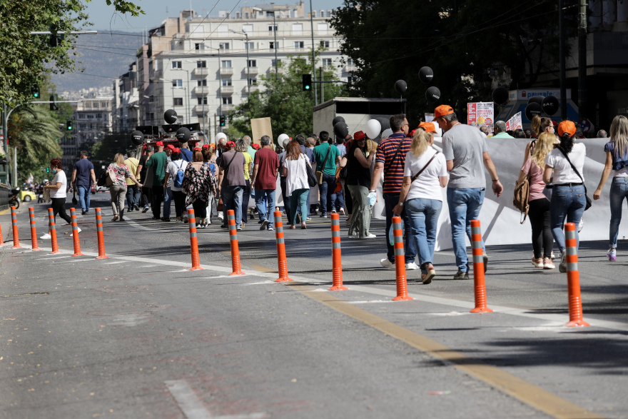 «Παρέλυσε» το κέντρο της Αθήνας από την πορεία - Οι διαδηλωτές άφησαν τον πεζόδρομο και κινήθηκαν στο οδόστρωμα