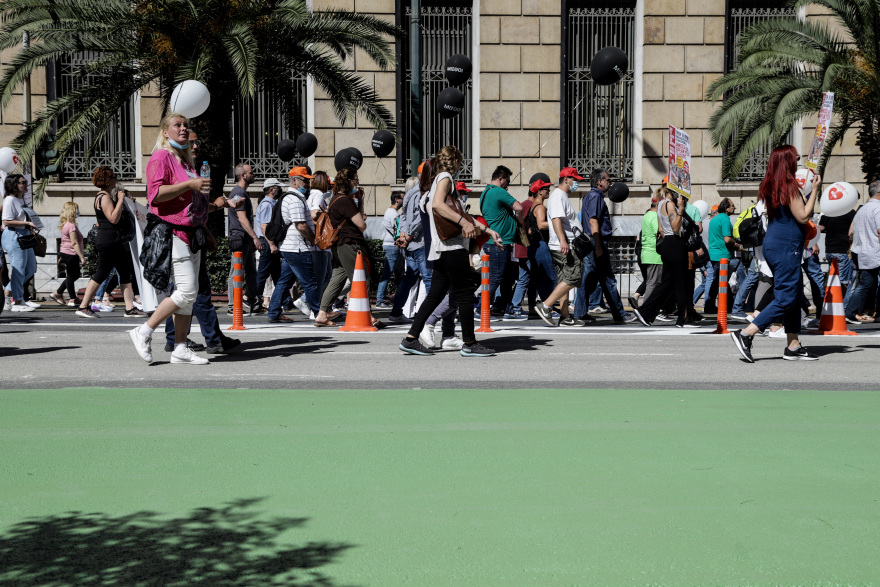 «Παρέλυσε» το κέντρο της Αθήνας από την πορεία - Οι διαδηλωτές άφησαν τον πεζόδρομο και κινήθηκαν στο οδόστρωμα