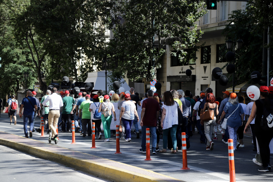«Παρέλυσε» το κέντρο της Αθήνας από την πορεία - Οι διαδηλωτές άφησαν τον πεζόδρομο και κινήθηκαν στο οδόστρωμα
