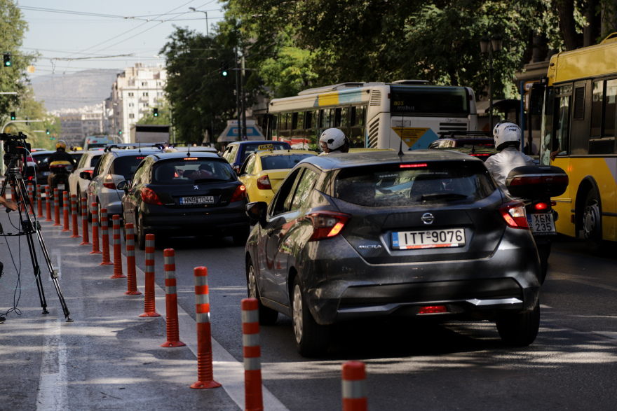 «Παρέλυσε» το κέντρο της Αθήνας από την πορεία - Οι διαδηλωτές άφησαν τον πεζόδρομο και κινήθηκαν στο οδόστρωμα