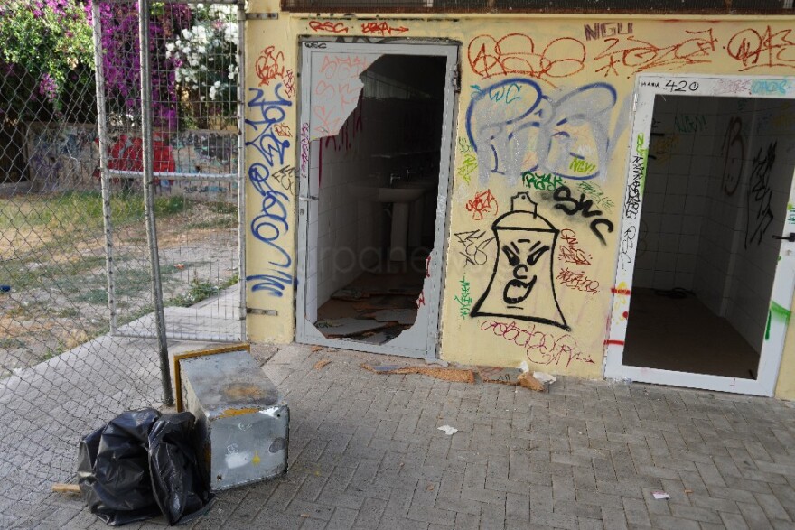 Χανιά: Εικόνες ντροπής από σχολείο που βανδάλισαν νεαροί 