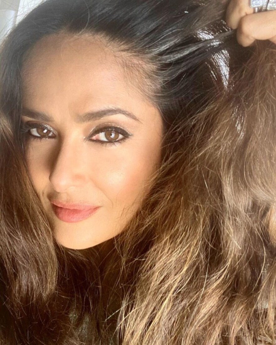 H Σάλμα Χάγιεκ έβαψε τη ρίζα των μαλλιών της