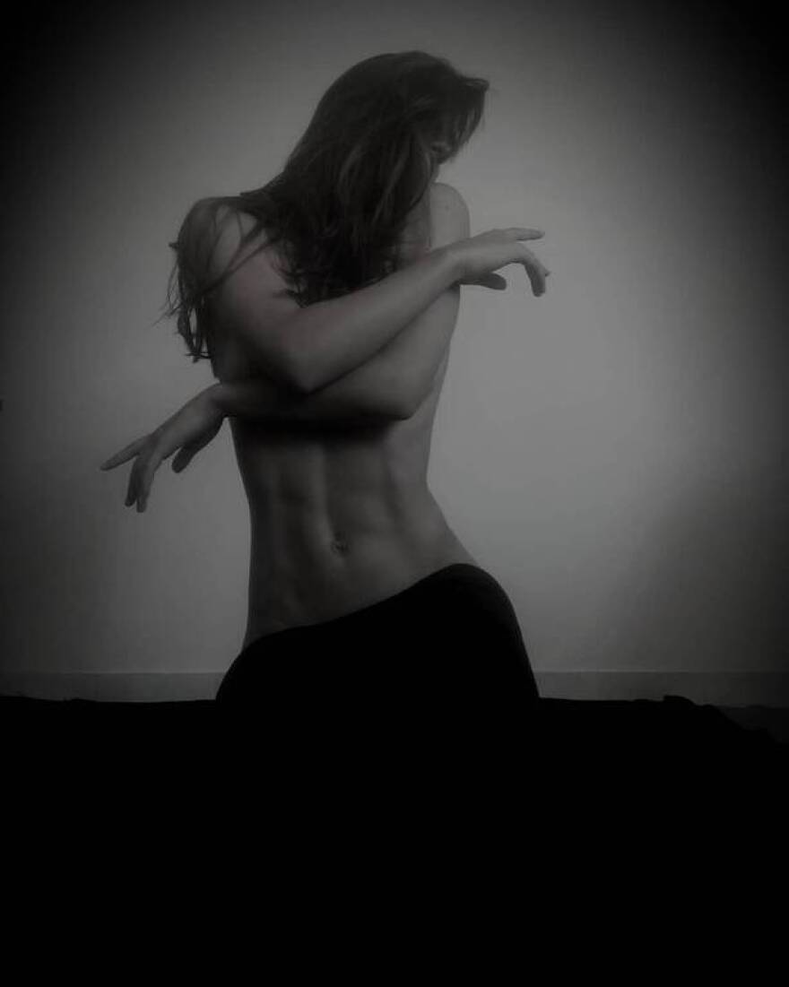 Η «αγρότισσα» του GNTM ποζάρει τόπλες στο Instagram  