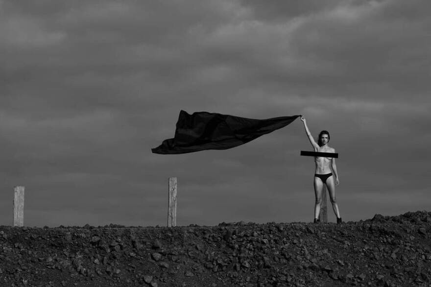 Η «αγρότισσα» του GNTM ποζάρει τόπλες στο Instagram  