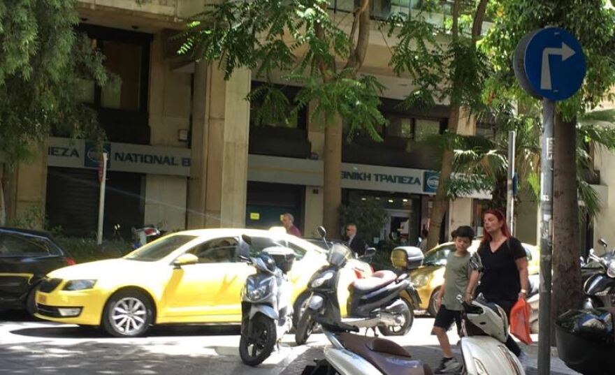 «Μεγάλος Περίπατος»: Χάος στην Καραγιώργη Σερβίας με τη νέα σηματοδότηση - ΙΧ μπαίνουν στο αντίθετο ρεύμα 