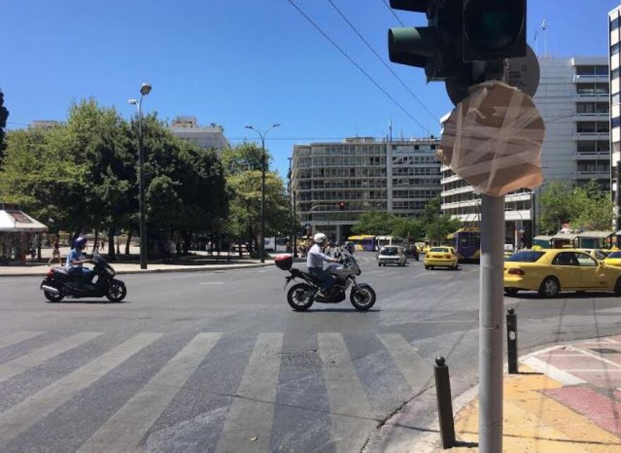 «Μεγάλος Περίπατος»: Χάος στην Καραγιώργη Σερβίας με τη νέα σηματοδότηση - ΙΧ μπαίνουν στο αντίθετο ρεύμα 