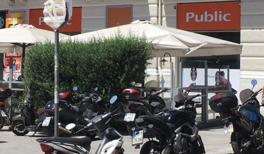 «Μεγάλος Περίπατος»: Χάος στην Καραγιώργη Σερβίας με τη νέα σηματοδότηση - ΙΧ μπαίνουν στο αντίθετο ρεύμα 