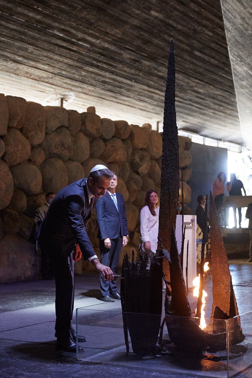 Ο Κυριάκος Μητσοτάκης στο Μνημείο Ολοκαυτώματος στο Ισραήλ