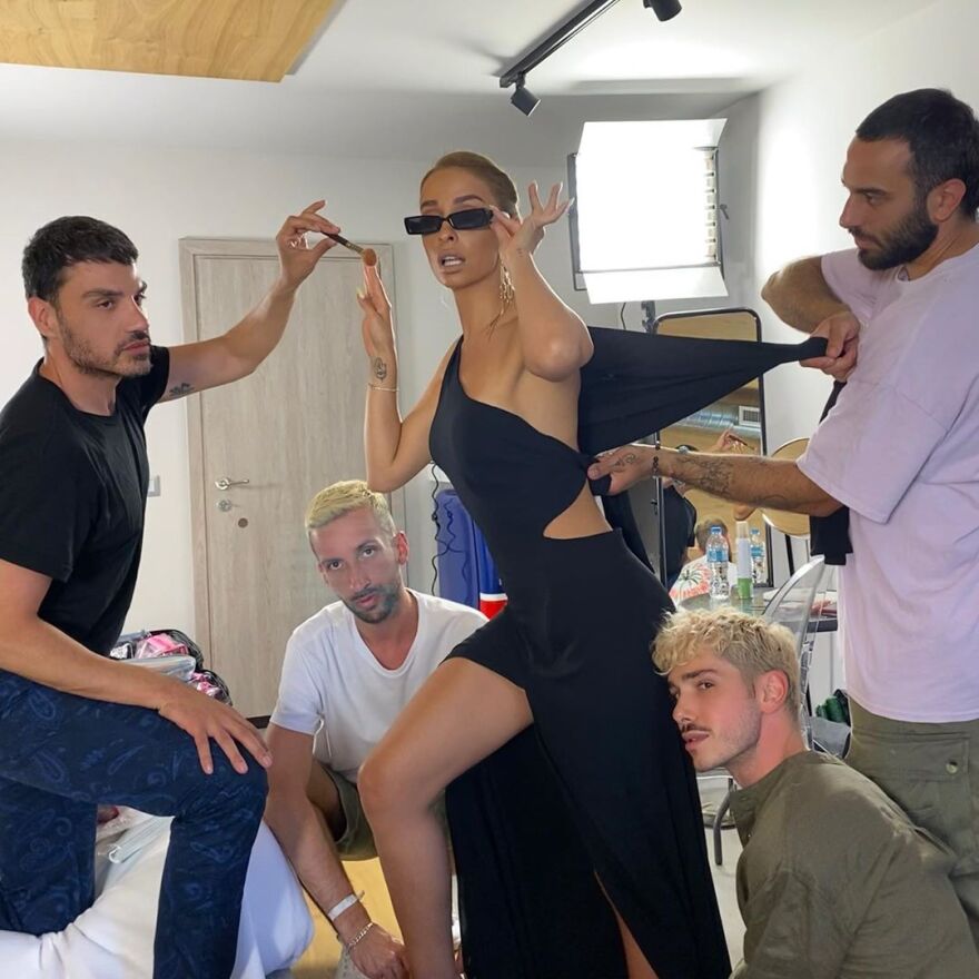 Η Ελένη Φουρέιρα μας συστήνει το... επιτελείο της 