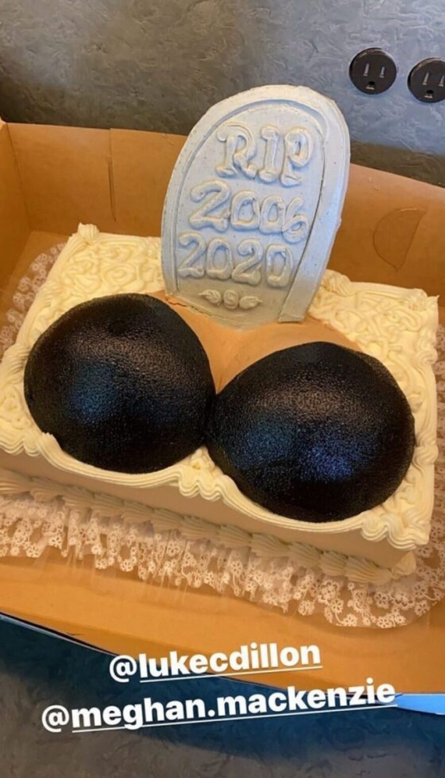 Κρίσι Τέιγκεν: Η γλυκιά (και μακάβρια) φάρσα των φίλων της για τη σιλικόνη που αφαίρεσε από το στήθος της