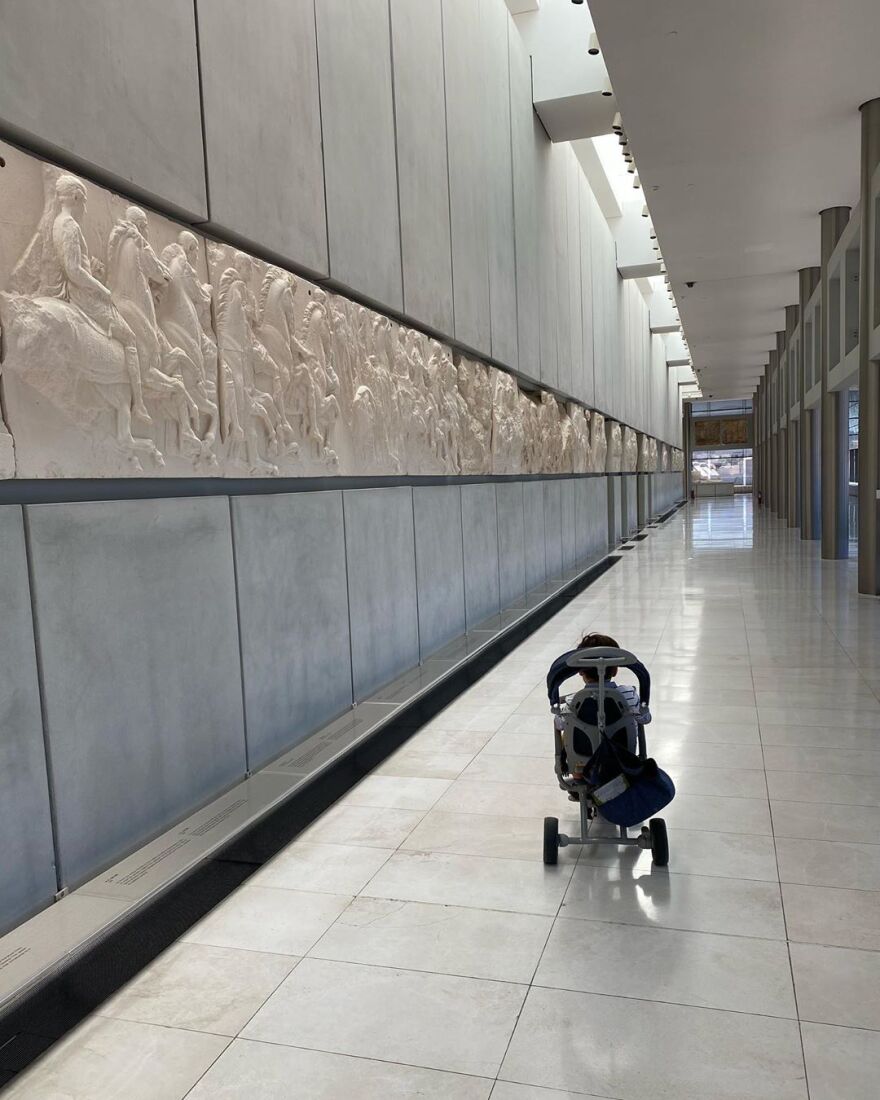 Σία Κοσιώνη: Επίσκεψη με τον γιο της στο Μουσείο της Ακρόπολης