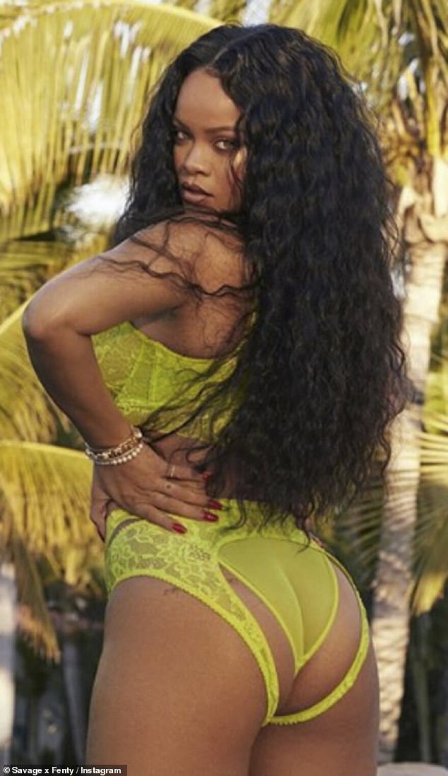 Ριάνα: Η νέα της φωτογράφιση είναι πιο... αισθησιακή από ποτέ 