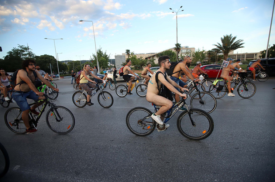 Θεσσαλονίκη: Γυμνοί ποδηλάτες ξεχύθηκαν στους δρόμους - Βίντεο και φωτογραφίες 
