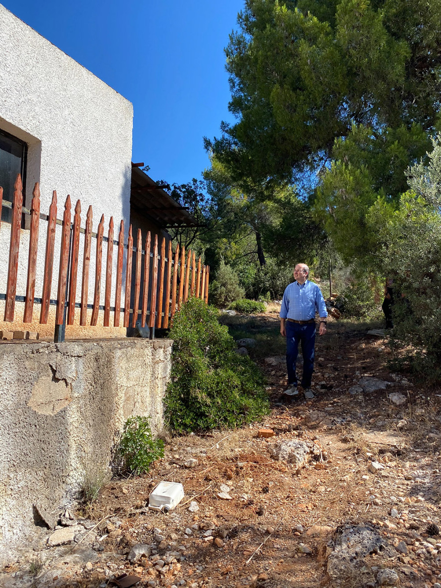 Μάνδρα: Κατεδαφίζονται αυθαίρετα κτίσματα