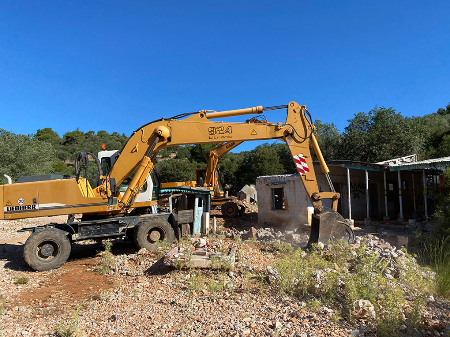 Μάνδρα: Κατεδαφίζονται αυθαίρετα κτίσματα