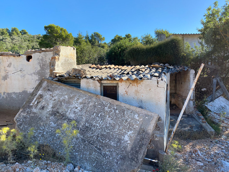 Μάνδρα: Κατεδαφίζονται αυθαίρετα κτίσματα