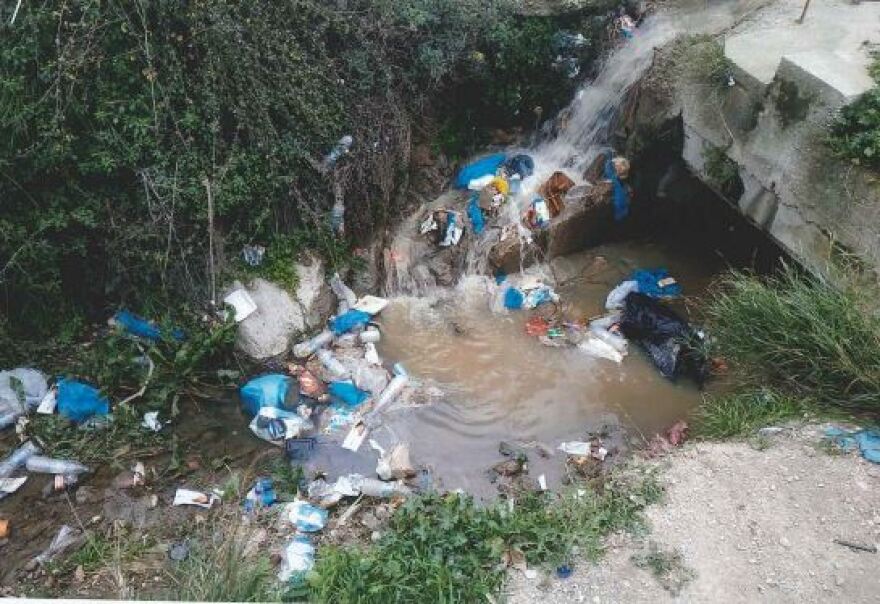 Σοκάρουν οι φωτογραφίες από τη Μόρια: Υγειονομική βόμβα με νεκρά ζώα, σκουπίδια και λύματα 