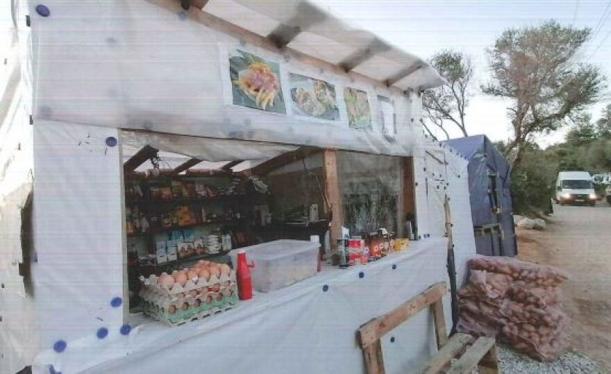 Σοκάρουν οι φωτογραφίες από τη Μόρια: Υγειονομική βόμβα με νεκρά ζώα, σκουπίδια και λύματα 