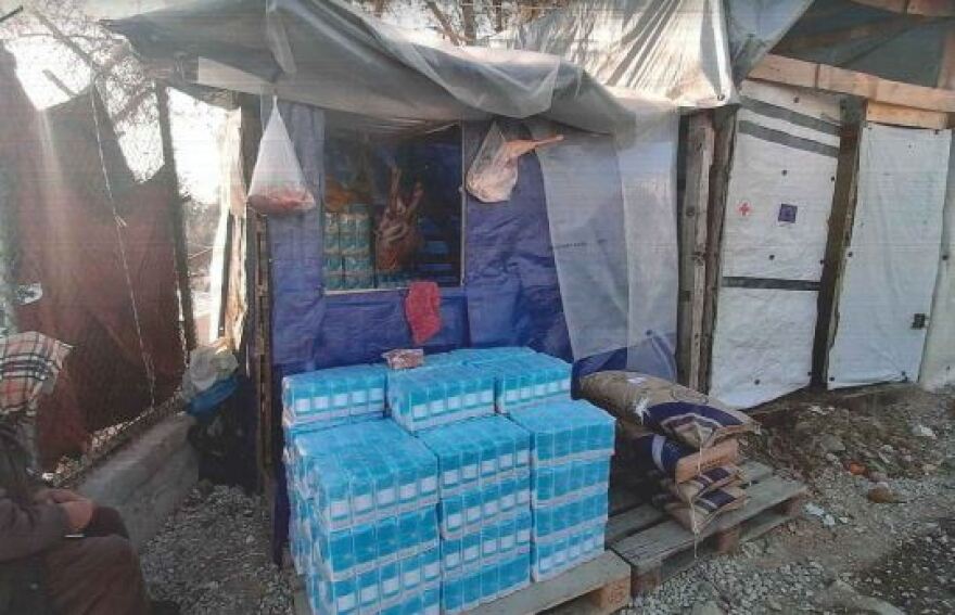 Σοκάρουν οι φωτογραφίες από τη Μόρια: Υγειονομική βόμβα με νεκρά ζώα, σκουπίδια και λύματα 