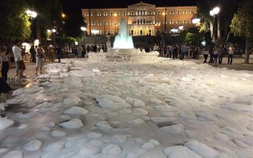 Το συντριβάνι της Ομόνοιας γέμισε... σαπουνάδες - Δείτε βίντεο 