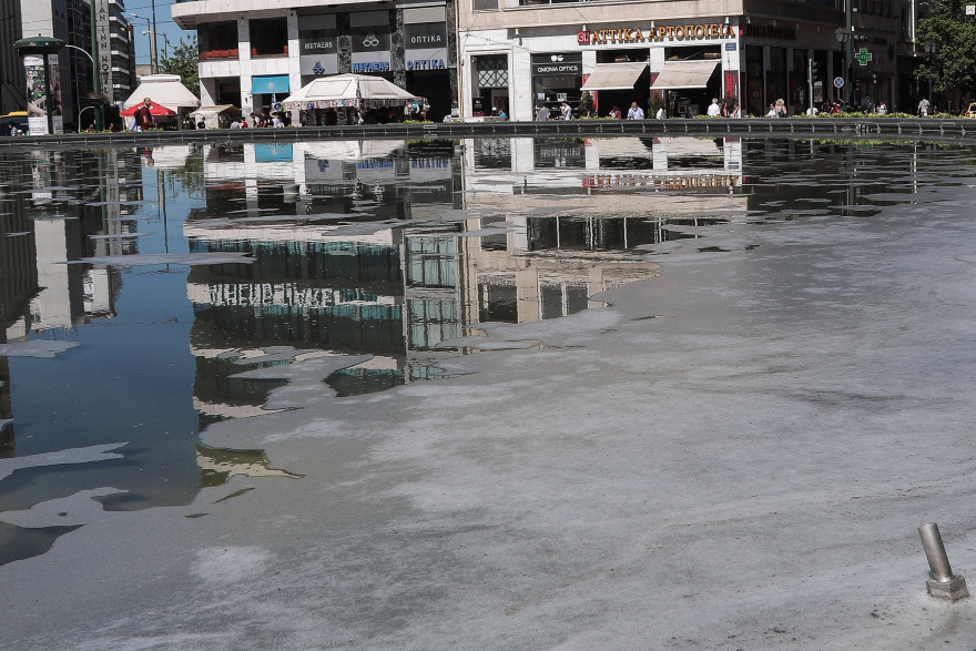 Το συντριβάνι της Ομόνοιας γέμισε... σαπουνάδες - Δείτε βίντεο 