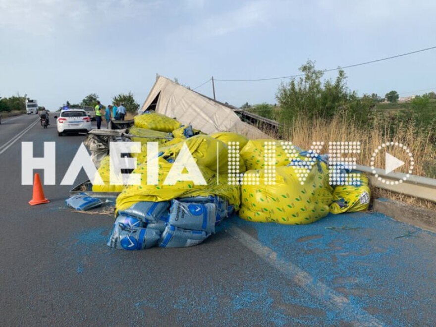 Ανατροπή νταλίκας στην Ε.Ο. Πατρών Πύργου - Τραυματίστηκε ο οδηγός 