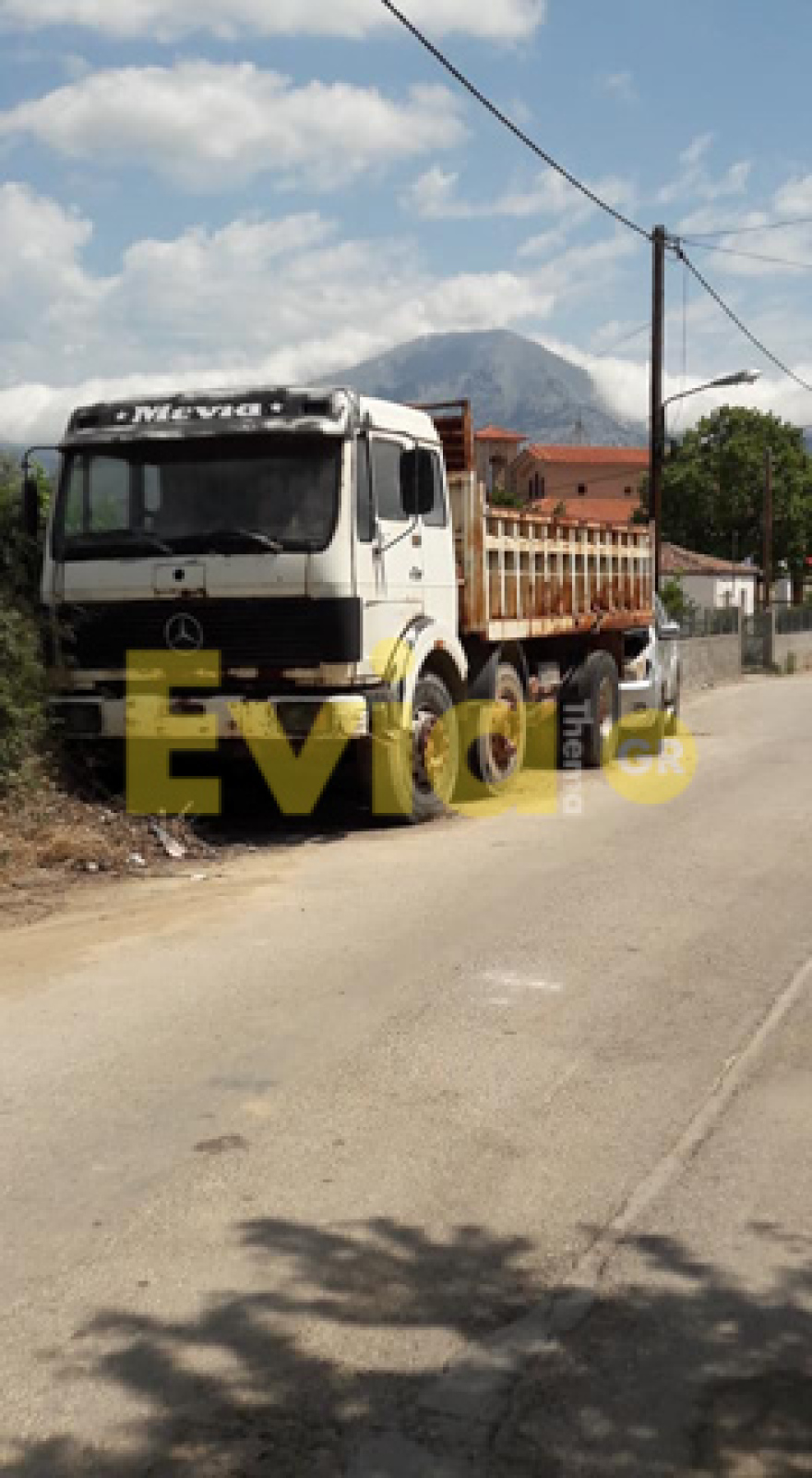 Εύβοια: Σύγκρουση ΙΧ με παρατημένο φορτηγό 10 χρόνων 