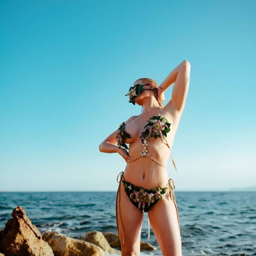 Η Ευρυδίκη του My Style Rocks ποζάρει στα βράχια με... ιδιαίτερο μπικίνι 