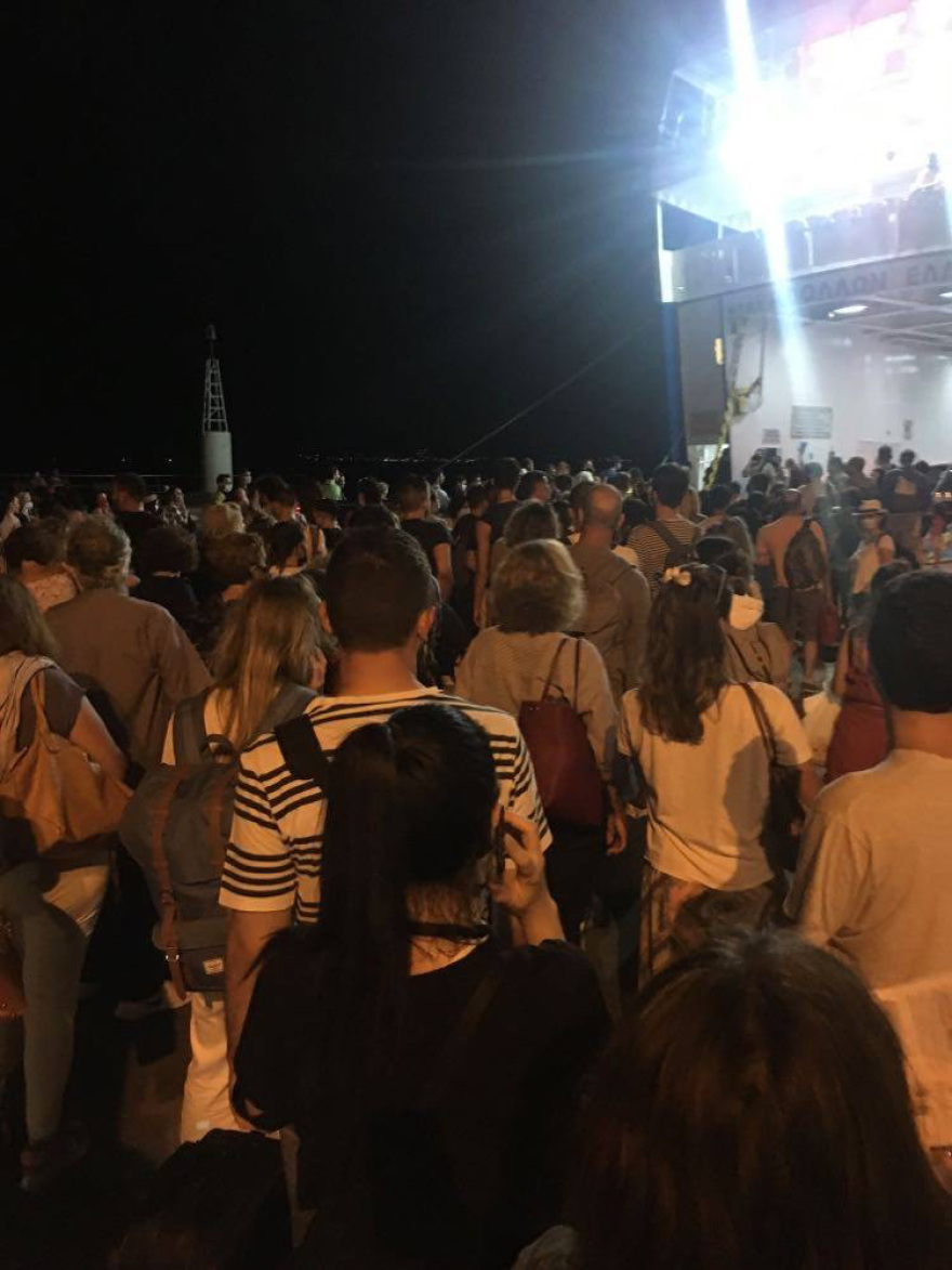 Συνωστισμός στο πλοίο από Αίγινα για Πειραιά - Πολλοί ταξίδεψαν χωρίς να φορούν μάσκες - Φωτογραφίες