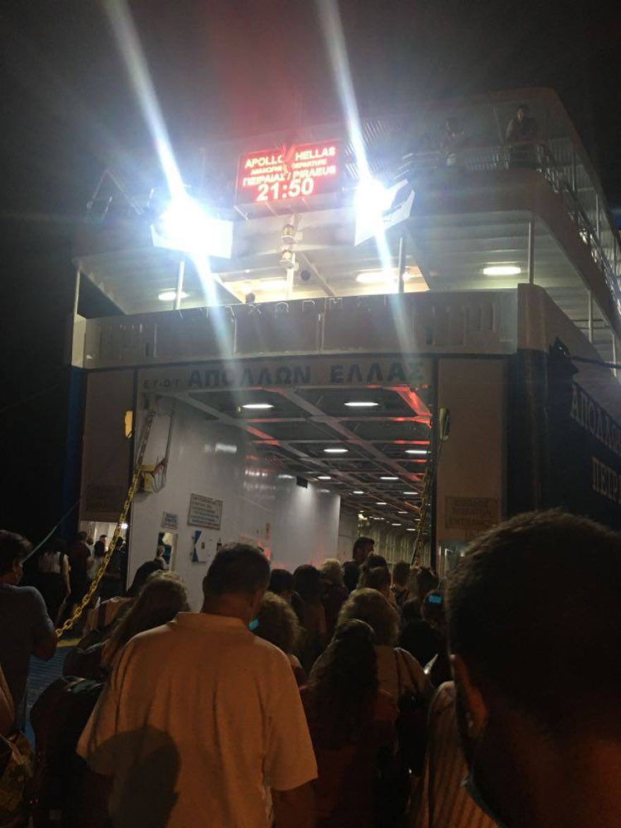 Συνωστισμός στο πλοίο από Αίγινα για Πειραιά - Πολλοί ταξίδεψαν χωρίς να φορούν μάσκες - Φωτογραφίες