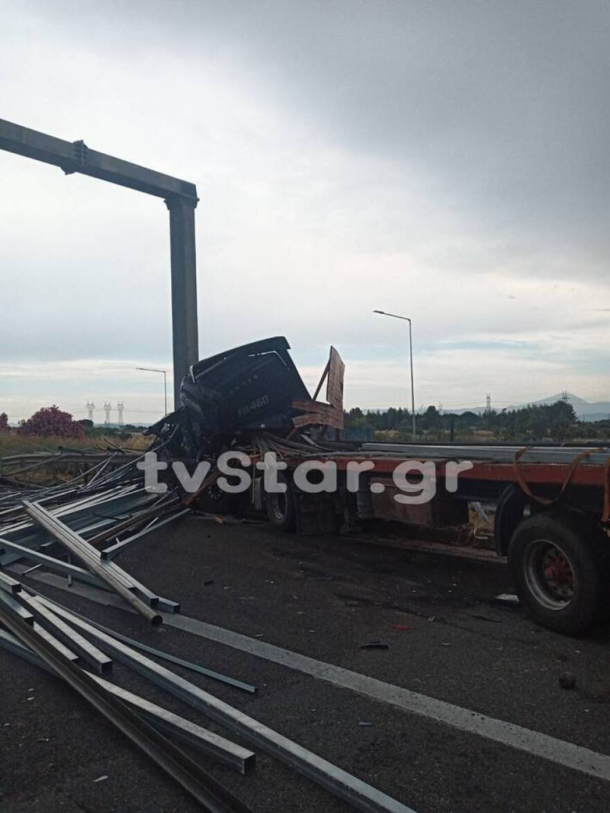 Τραγικό τροχαίο στο Σχηματάρι: Ένας νεκρός - Σμπαράλια φορτηγό