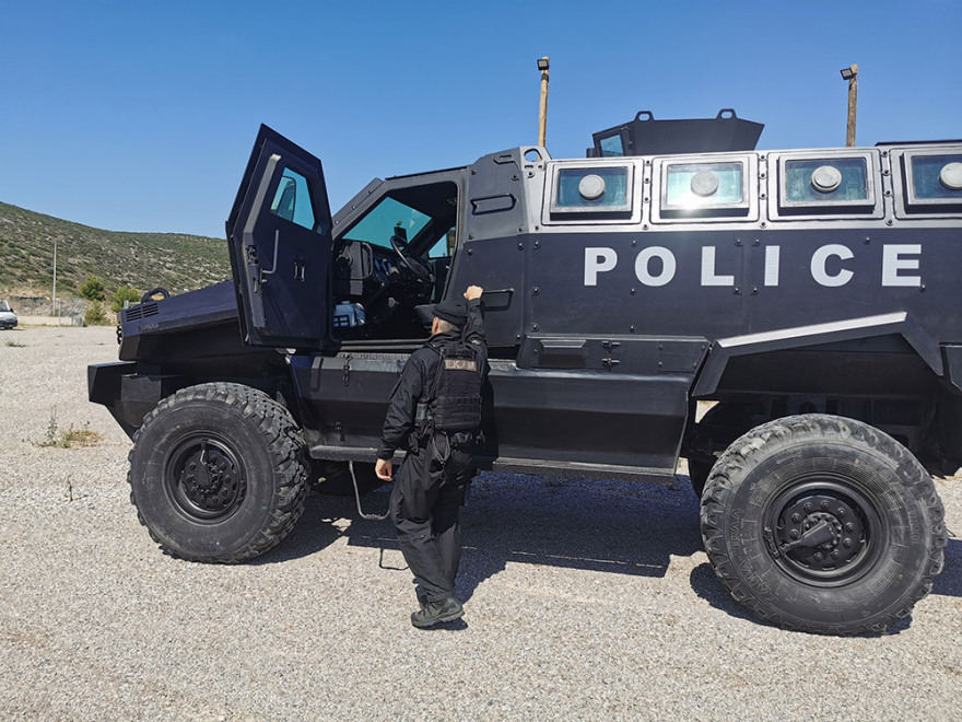 Το protothema στη βάση των ΕΚΑΜ: Δείτε το νέο υπέρ-θωρακισμένο όχημα 12,5 τόνων και αξίας μισού εκατ. ευρω 