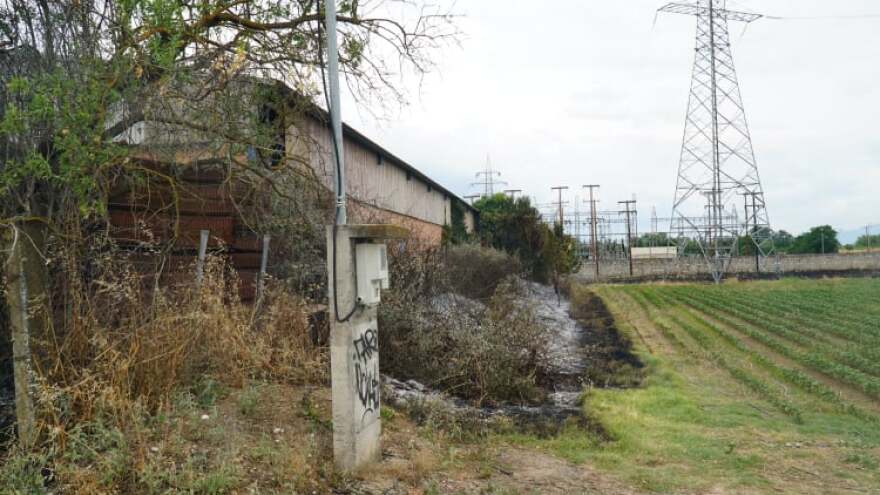 Λάρισα: Φωτιά σε εγκαταλελειμμένα βαγόνια - Απείλησε υποσταθμό της ΔΕΗ