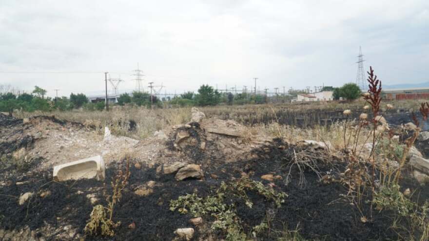 Λάρισα: Φωτιά σε εγκαταλελειμμένα βαγόνια - Απείλησε υποσταθμό της ΔΕΗ