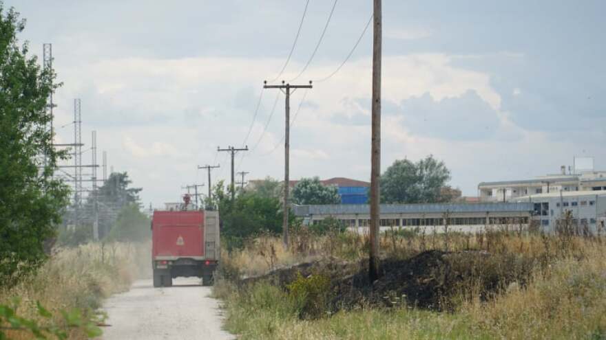 Λάρισα: Φωτιά σε εγκαταλελειμμένα βαγόνια - Απείλησε υποσταθμό της ΔΕΗ