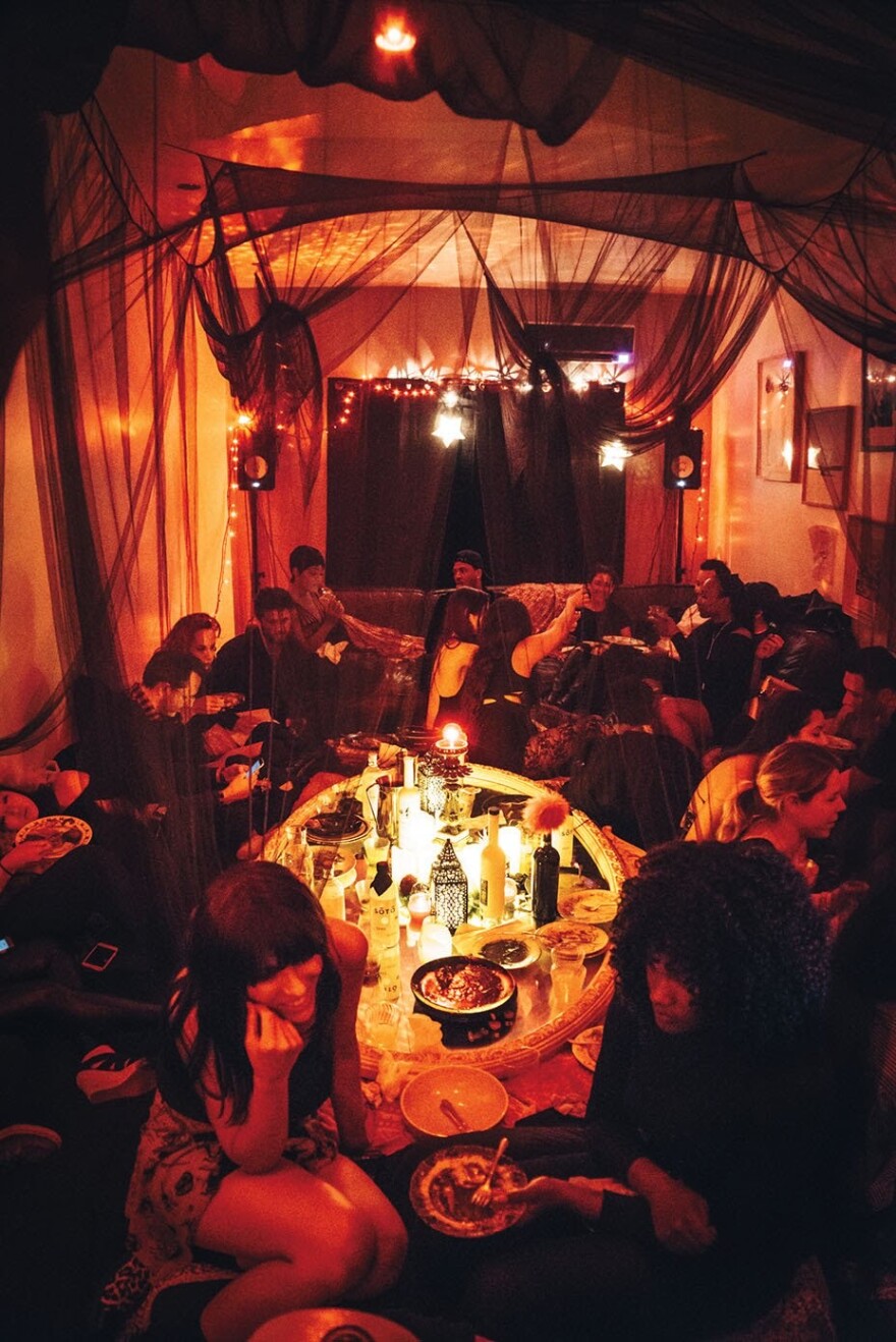 Νέα Υόρκη: Πώς το πιο καυτό κλαμπ της πόλης διοργανώνει σεξ πάρτι με… social distancing!