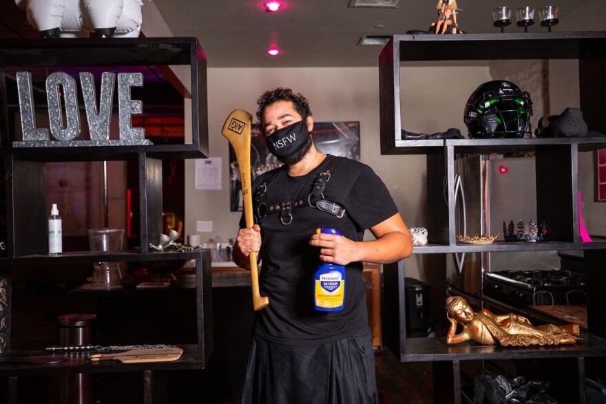 Νέα Υόρκη: Πώς το πιο καυτό κλαμπ της πόλης διοργανώνει σεξ πάρτι με… social distancing!