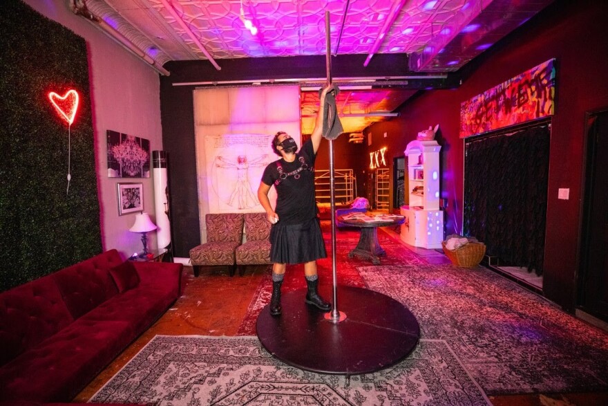 Νέα Υόρκη: Πώς το πιο καυτό κλαμπ της πόλης διοργανώνει σεξ πάρτι με… social distancing!