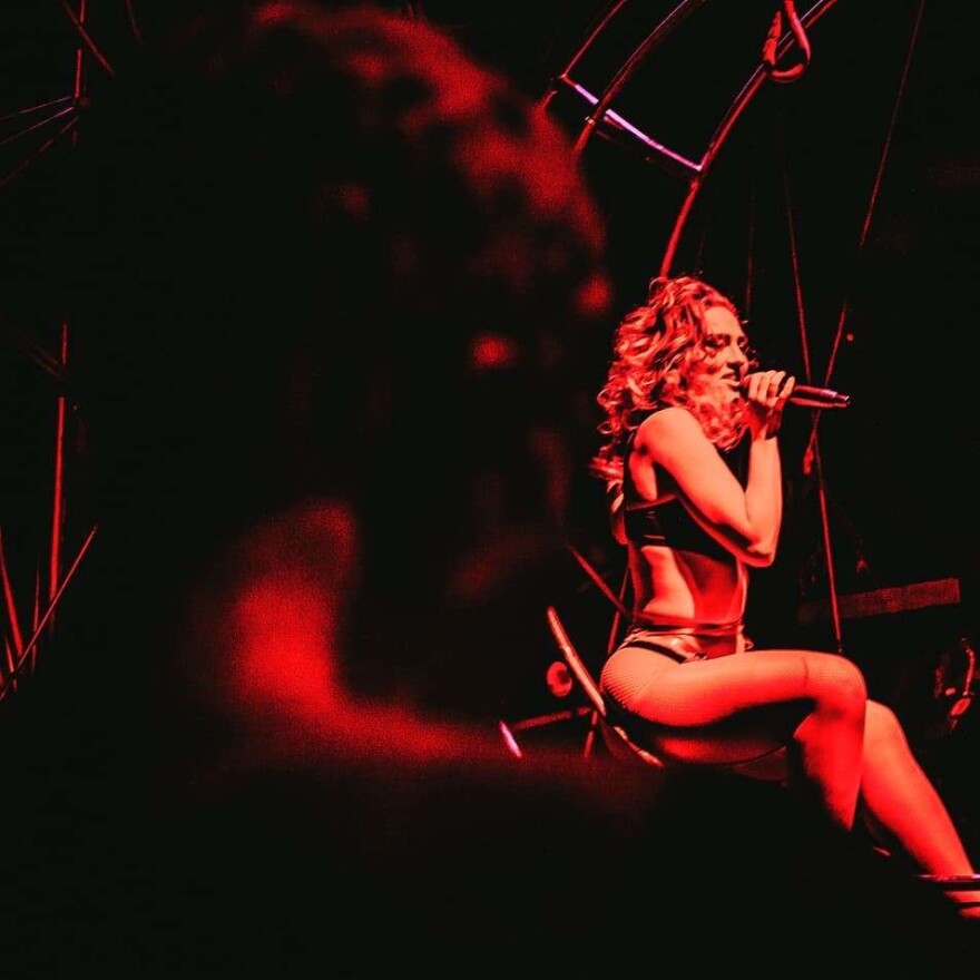 Νέα Υόρκη: Πώς το πιο καυτό κλαμπ της πόλης διοργανώνει σεξ πάρτι με… social distancing!