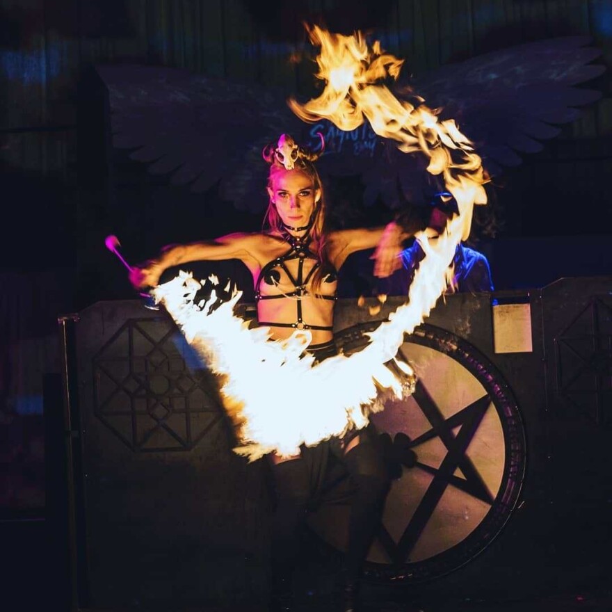 Νέα Υόρκη: Πώς το πιο καυτό κλαμπ της πόλης διοργανώνει σεξ πάρτι με… social distancing!