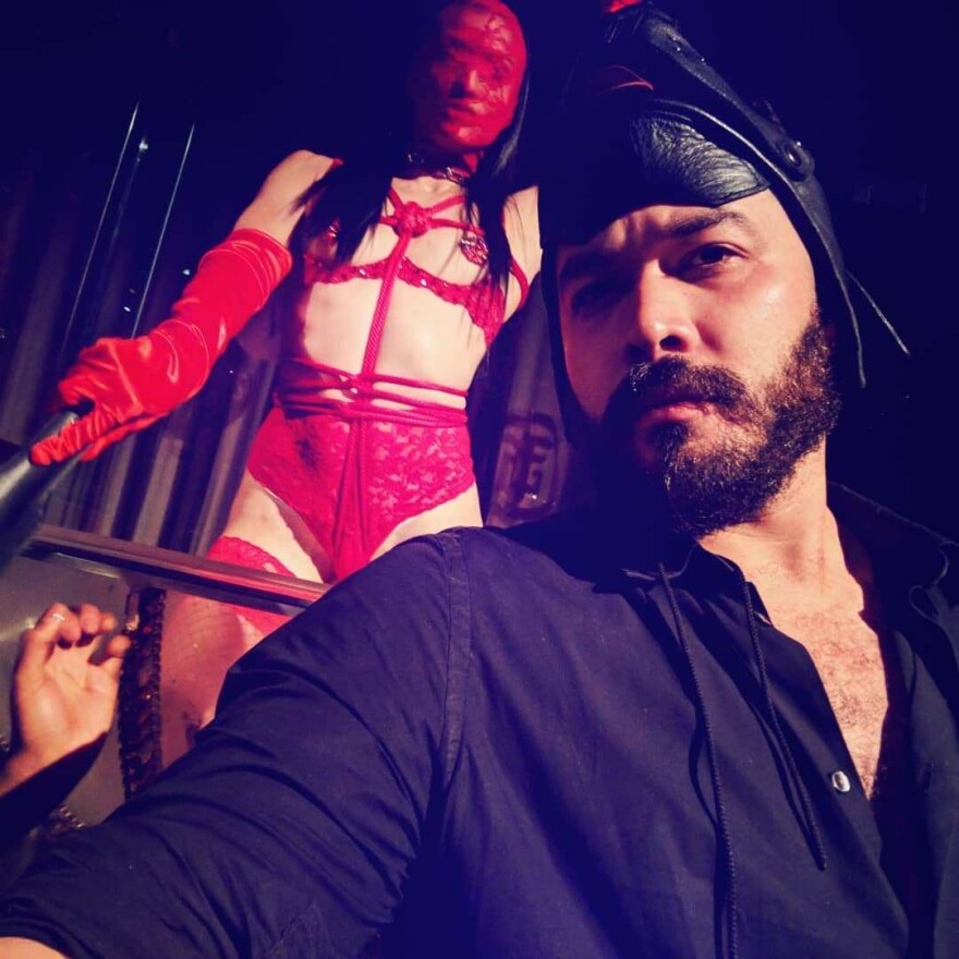 Νέα Υόρκη: Πώς το πιο καυτό κλαμπ της πόλης διοργανώνει σεξ πάρτι με… social distancing!