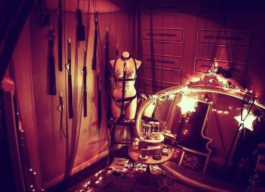 Νέα Υόρκη: Πώς το πιο καυτό κλαμπ της πόλης διοργανώνει σεξ πάρτι με… social distancing!